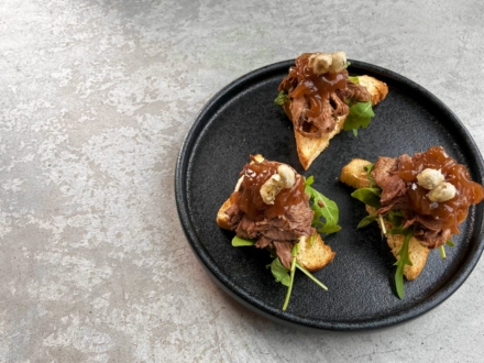Liellopa rostbifa crostini