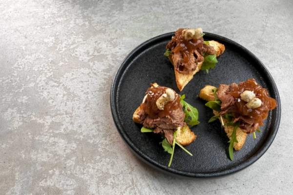 Liellopa rostbifa crostini